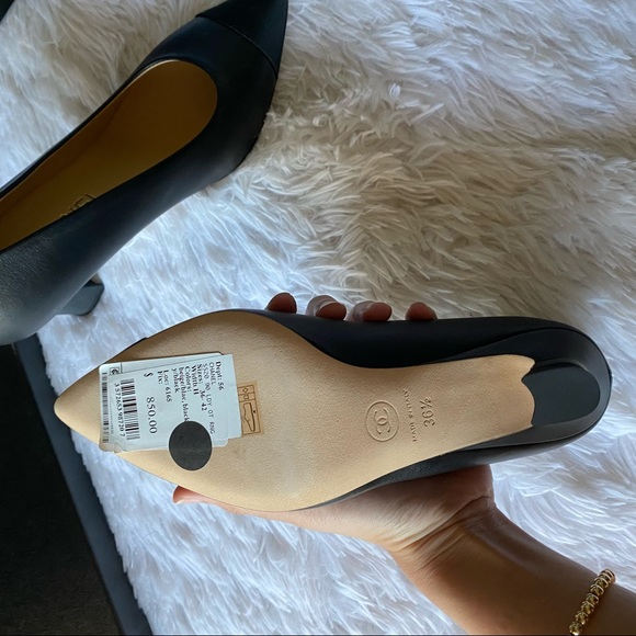 ❌ SOLD ❌ Chanel Pump Black with Gold CC Size 36.5 - Picture 7 of 10